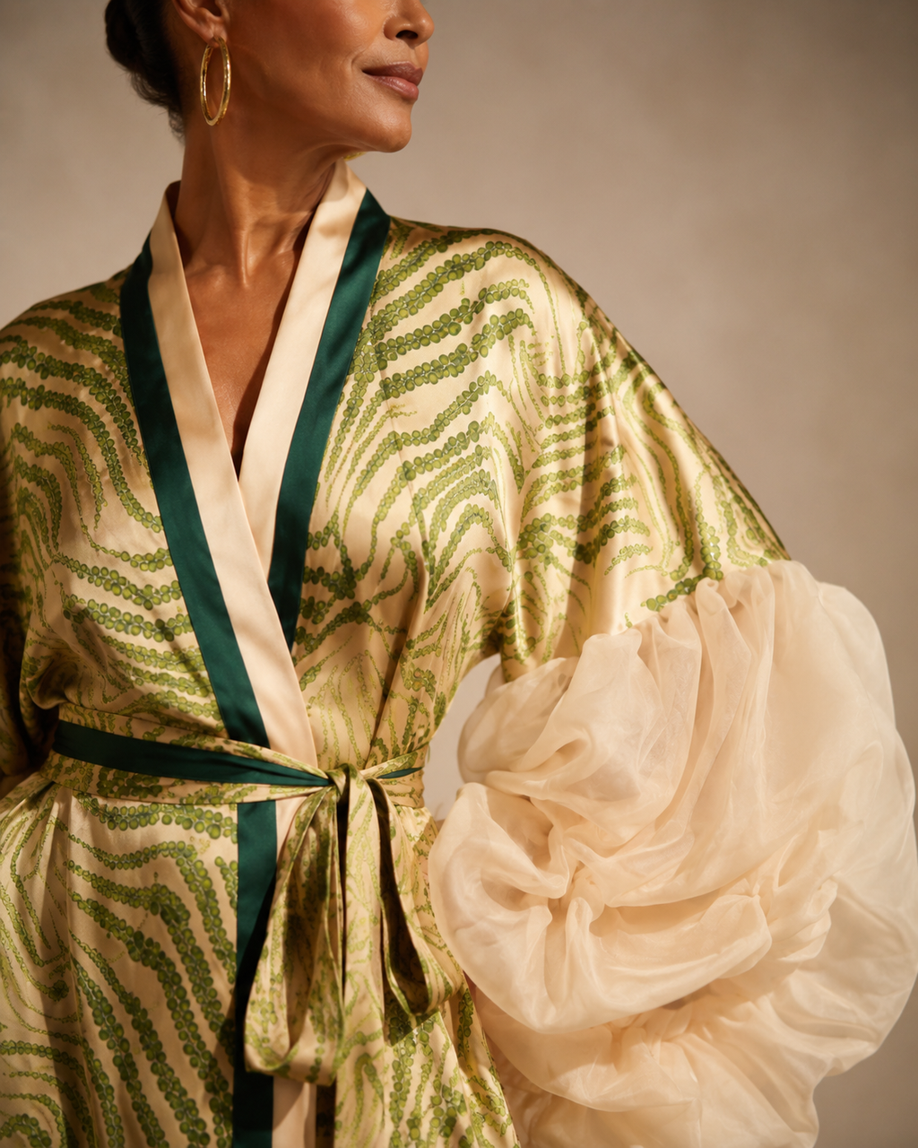 Kimono Amalfi de satén estampado, vista de detalle — Alma Vittori