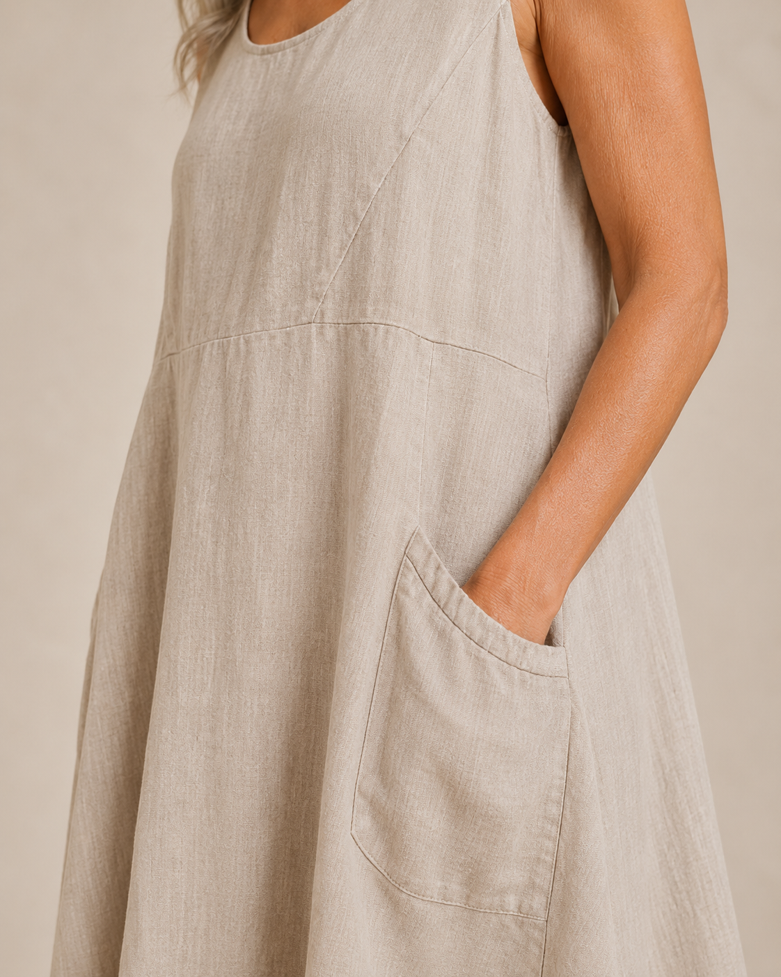 Vestido Livia de lino con bolsillos, vista de detalle — Alma Vittori
