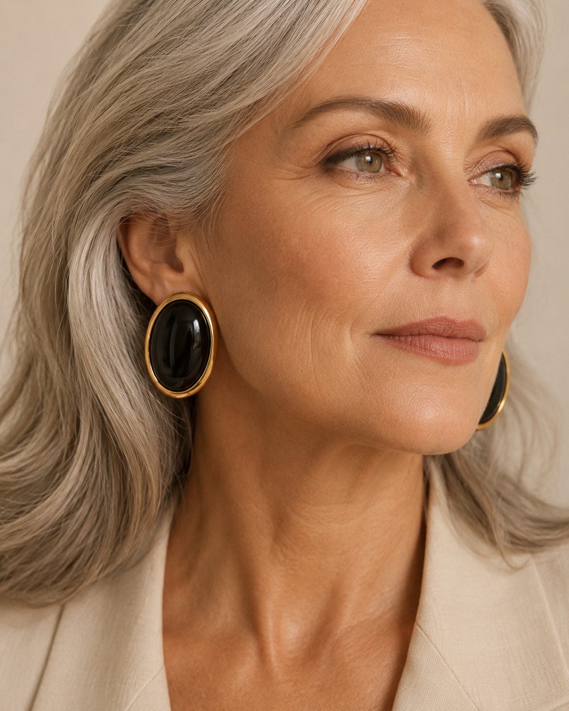 Pendientes Sole maxi en negro y dorado, vista adicional — Alma Vittori