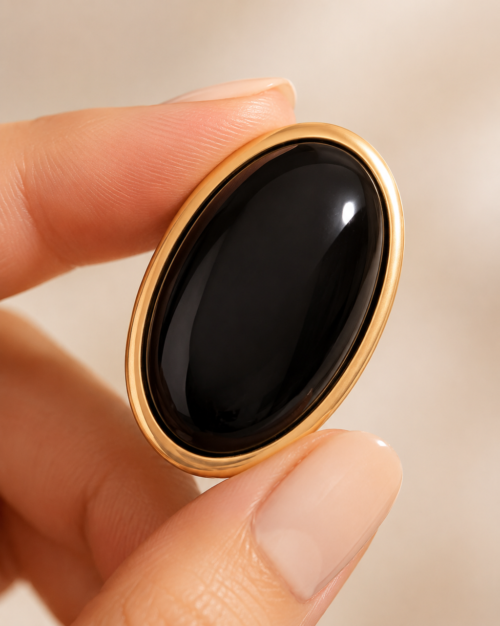 Pendientes Sole maxi en negro y dorado, otra vista — Alma Vittori