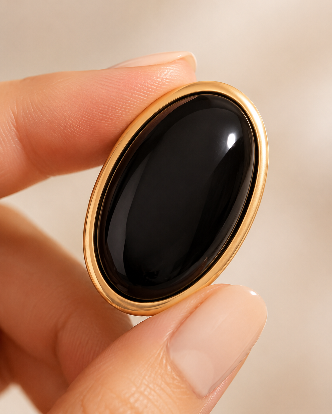 Pendientes Sole maxi en negro y dorado, otra vista — Alma Vittori