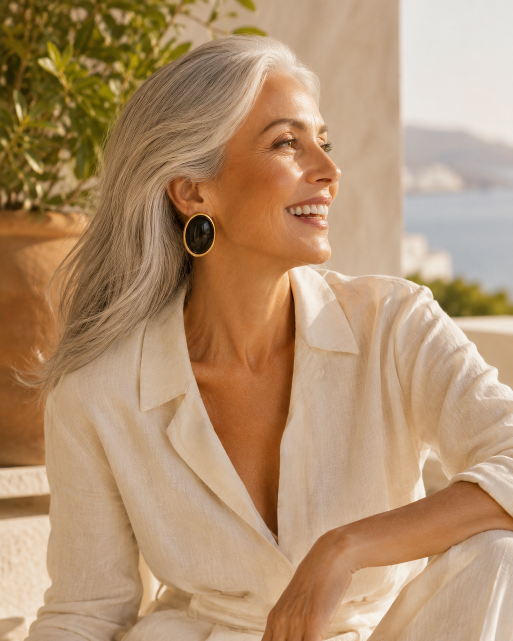 Pendientes Sole maxi en negro y dorado, primer plano — Alma Vittori