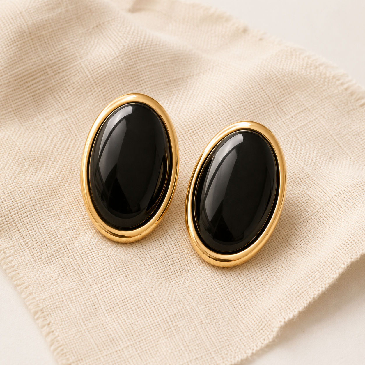 Pendientes Sole maxi en negro y dorado, vista de detalle — Alma Vittori