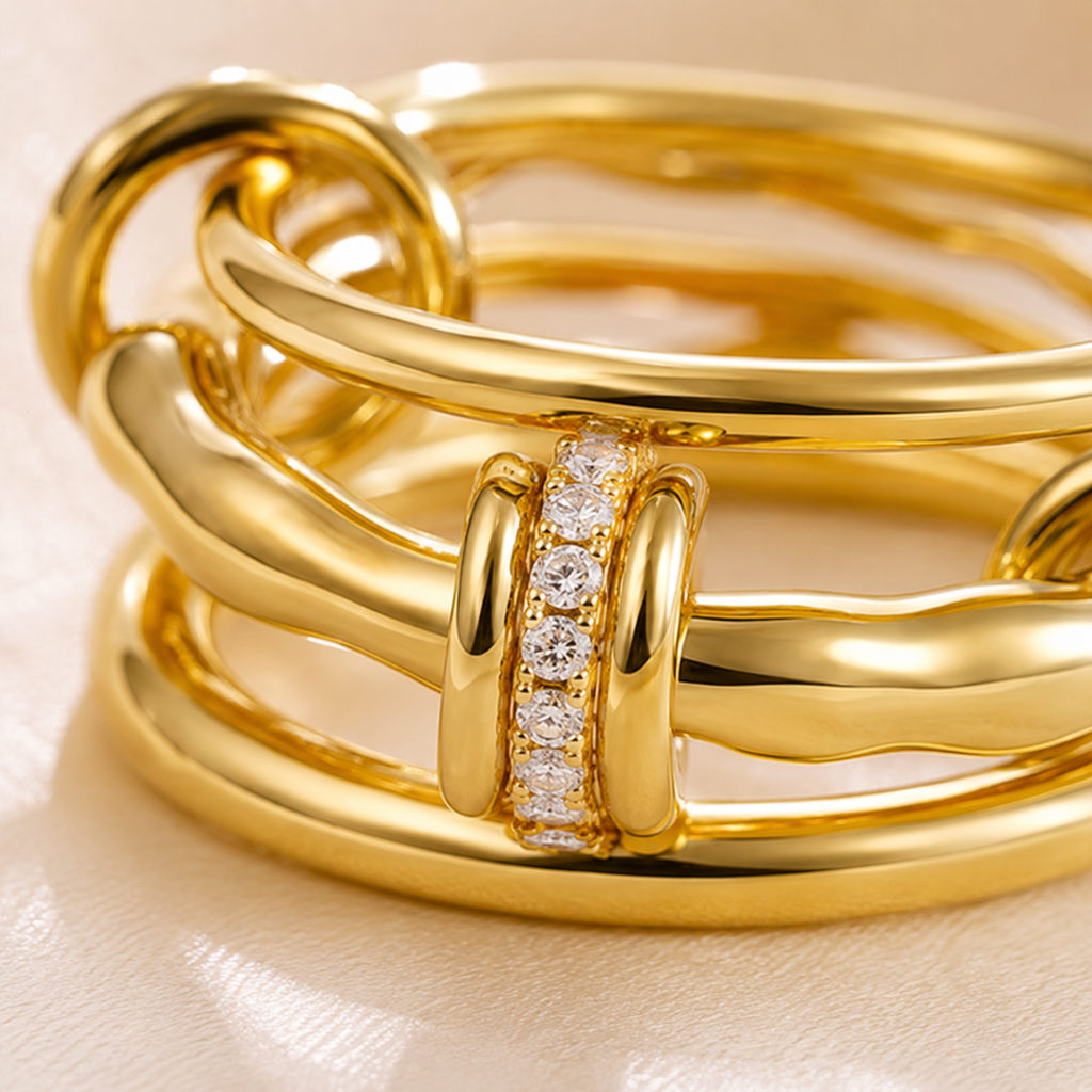 Set de anillos Aria apilables dorados, otra vista — Alma Vittori