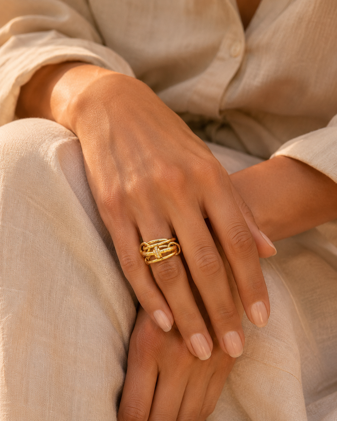 Set de anillos Aria apilables dorados, vista adicional — Alma Vittori