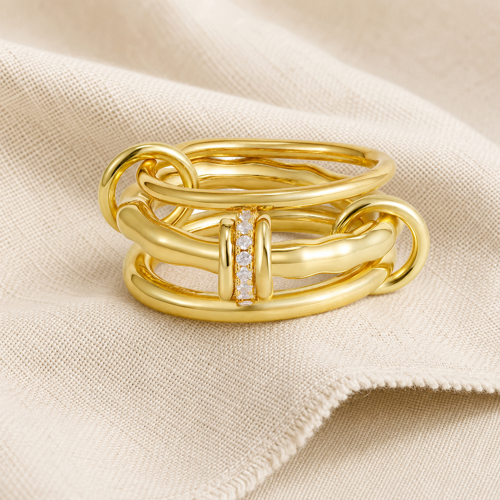 Set de anillos Aria apilables dorados, vista de detalle — Alma Vittori