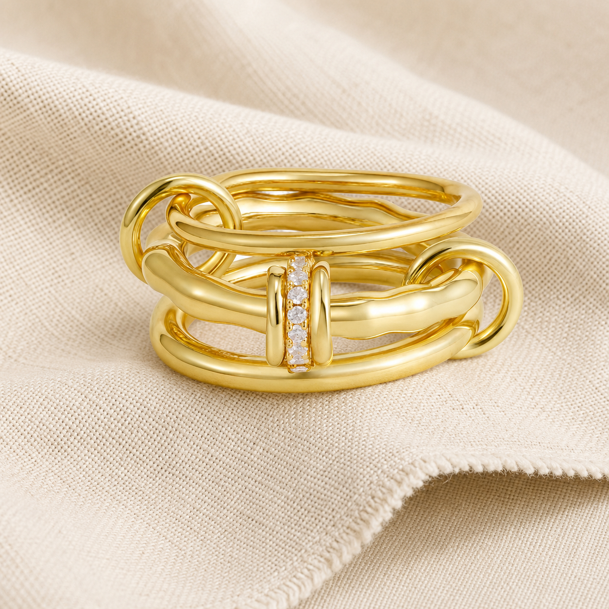 Set de anillos Aria apilables dorados, vista de detalle — Alma Vittori