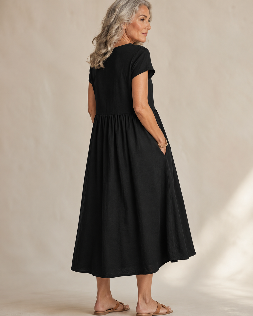 Vestido Bianca de lino negro, look completo con sandalias — Alma Vittori